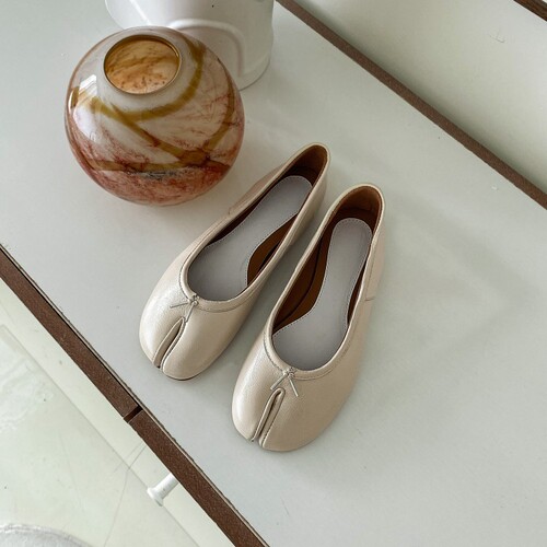 2024 New Split Toe Shoes Pig's Trotter Shoes Women's Spring Soft Sole Little Red Shoes Flat Shoes Women's Soft Sole Sheepskin Pump Shoes