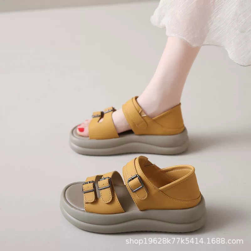 Трансграничные 2024, новая пряжка на ремне, декоративная верхняя одежда на толстой подошве, слипоны на плоской подошве, удобные женские сандалии для двойного ношения в римском стиле