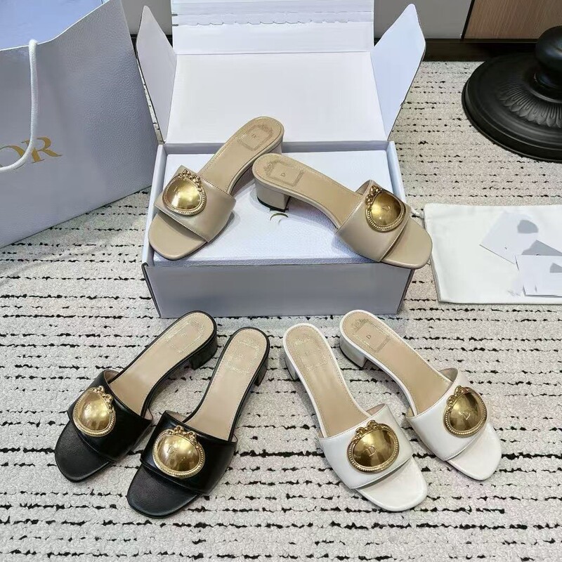 26 new vintage court-style metal logo decorative buckle chunky heel slide sandals for women, suitable for outdoor casual wear, versatile and fashionable