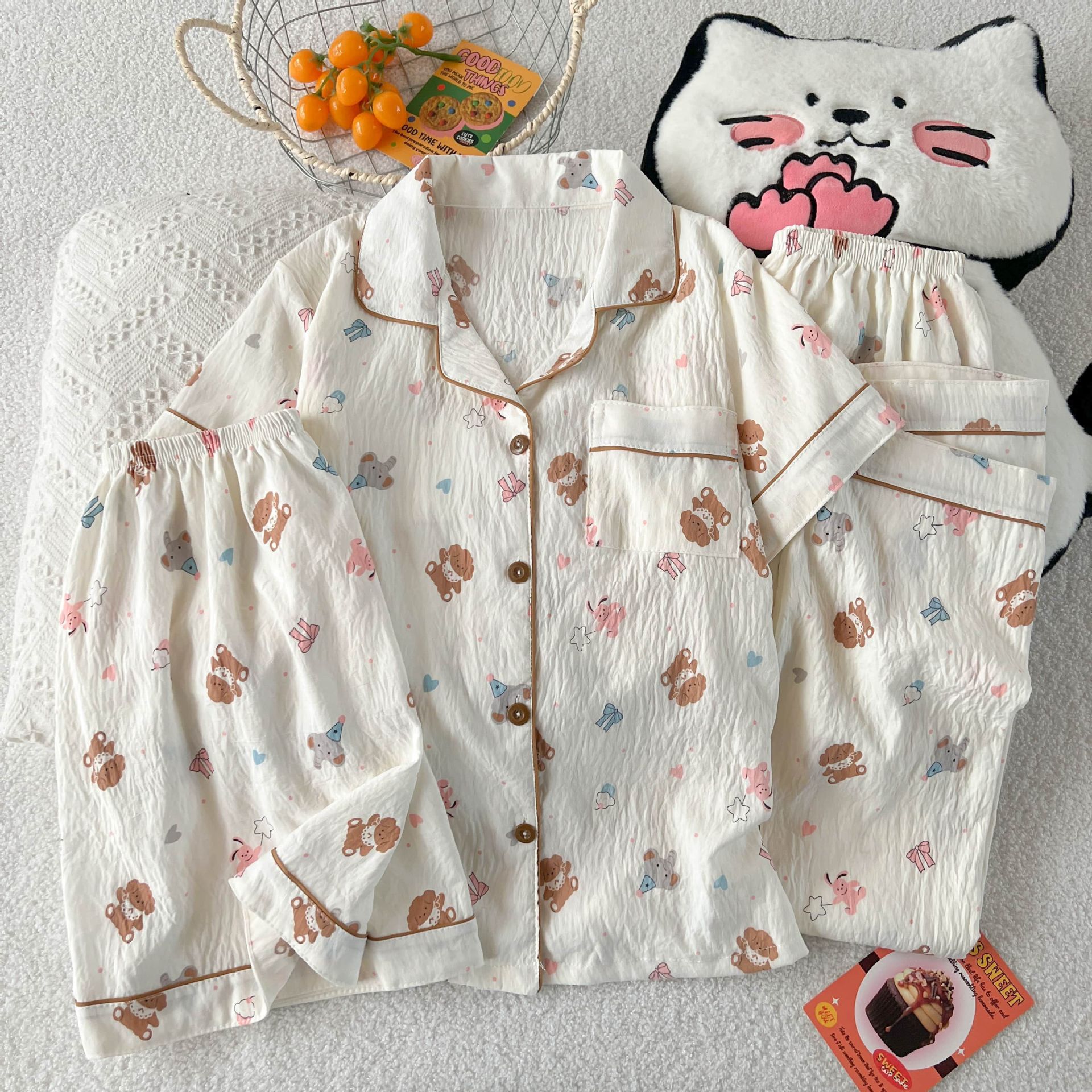 Al por mayor transfronterizo nuevo pijama de mujer tres piezas cardigan con solapa mangas cortas pantalones cortos KT gato dibujos animados cubierta de ropa doméstica
