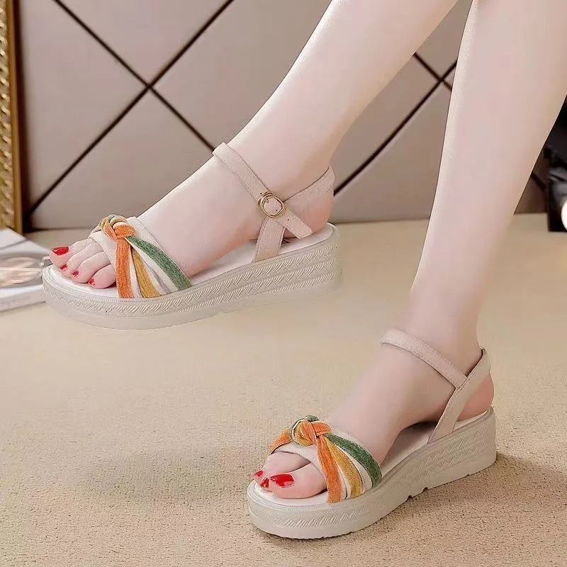 Cuero suave casual versátil nuevo estilo de verano muffins zapatos de altura antideslizante desgaste sandalias de moda para mujeres