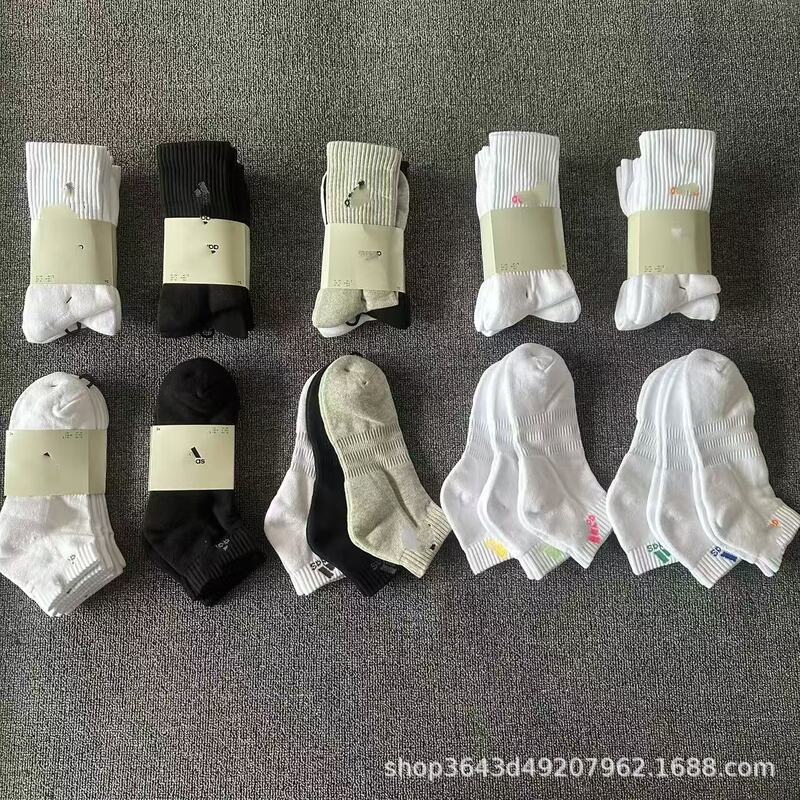 Suwan Adidas Three-Stripe Sports Socks, Mid-Calf Three-Stripe Cotton Socks, Student Socks, Youth College Style, Versatile and Sweat-Absorbent Suwan Adidas Three-Stripe Sports Socks, Mid-Calf Three-Stripe Cotton Socks, Student Socks, Youth College Style, Versatile and Sweat-Absorbent