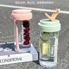 夏のコップの女性insストローのコップの学生の高い顔の値のお茶の分離はお茶のコップの男性のタイプのサラリーマンの顔を浸します。