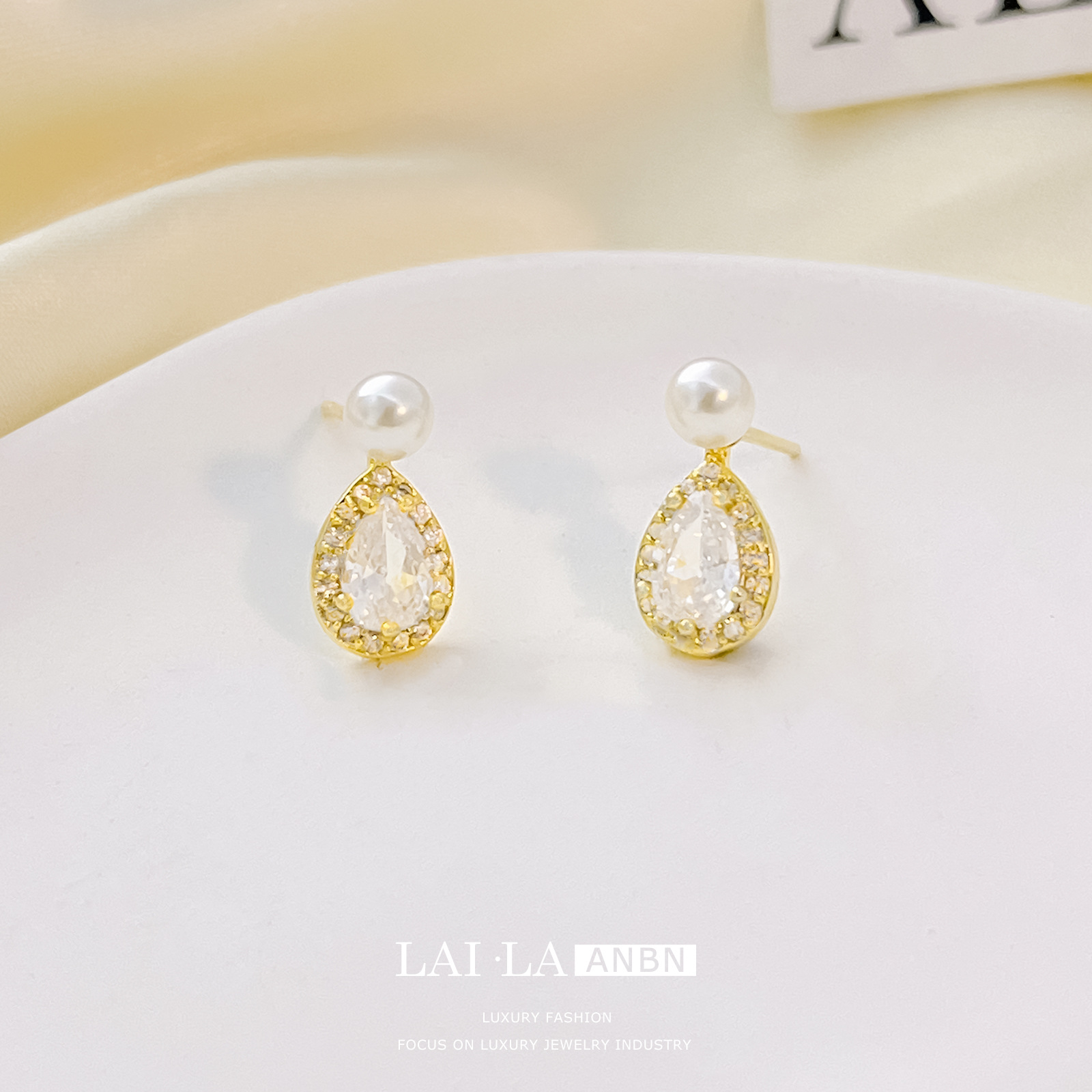 Mosquito bobina oreja clip de las mujeres no perforado francés retro perla pendientes de alto grado gota de agua exquisitos pendientes de circón al por mayor