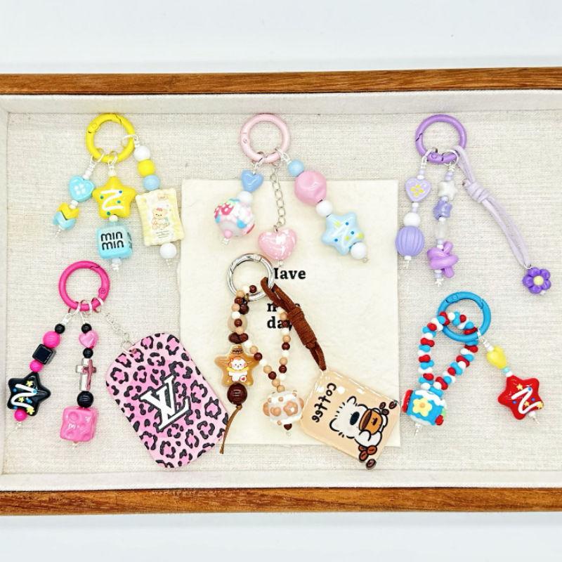 Hand-Painted Bead Short Phone Chain with Cute Doll Bead Chain, Bag Keychain Pendant, DIY Handmade