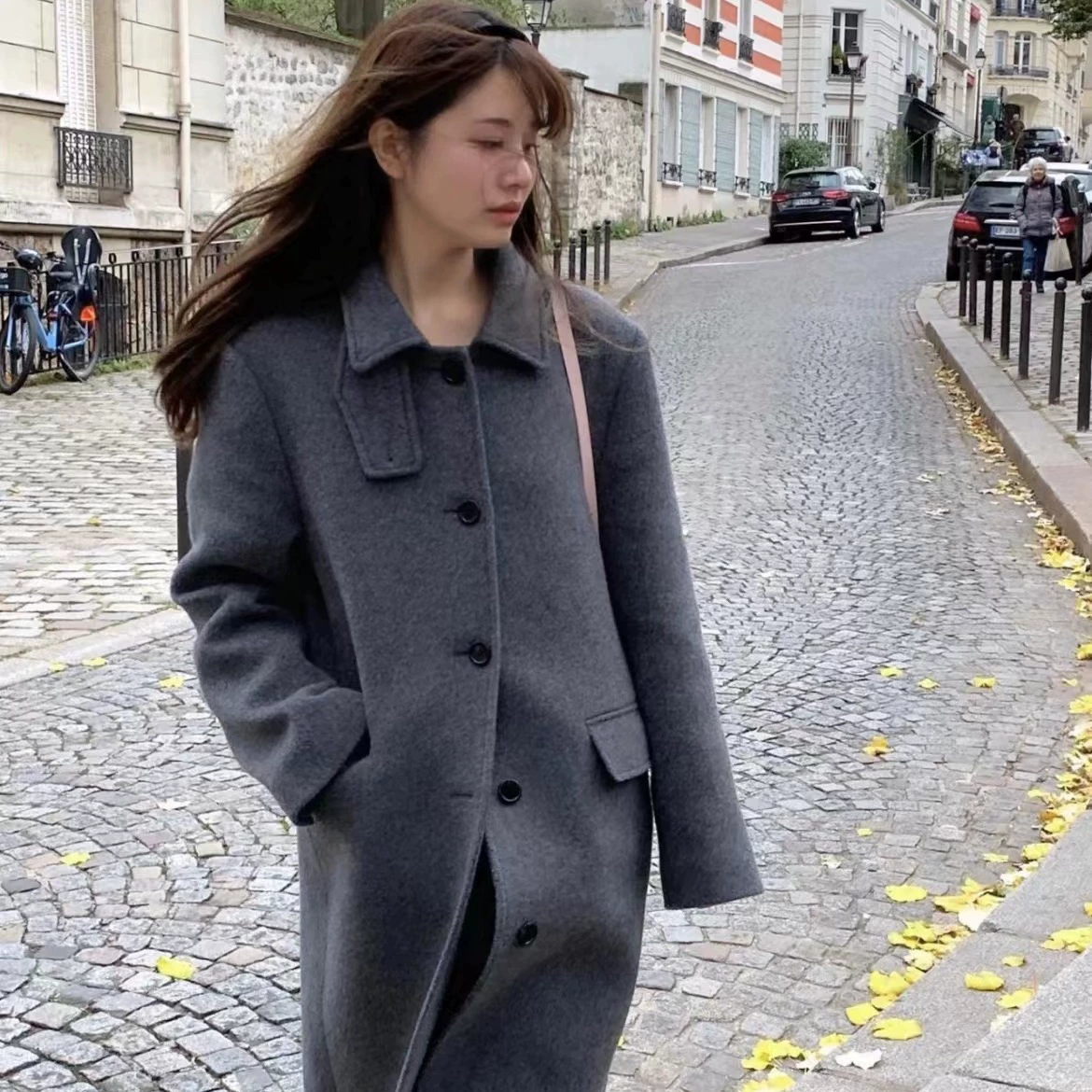 Сейчас, креативный дизайнер из Донгдэмюна, The B****t, представляет стильное двухцветное длинное пальто.