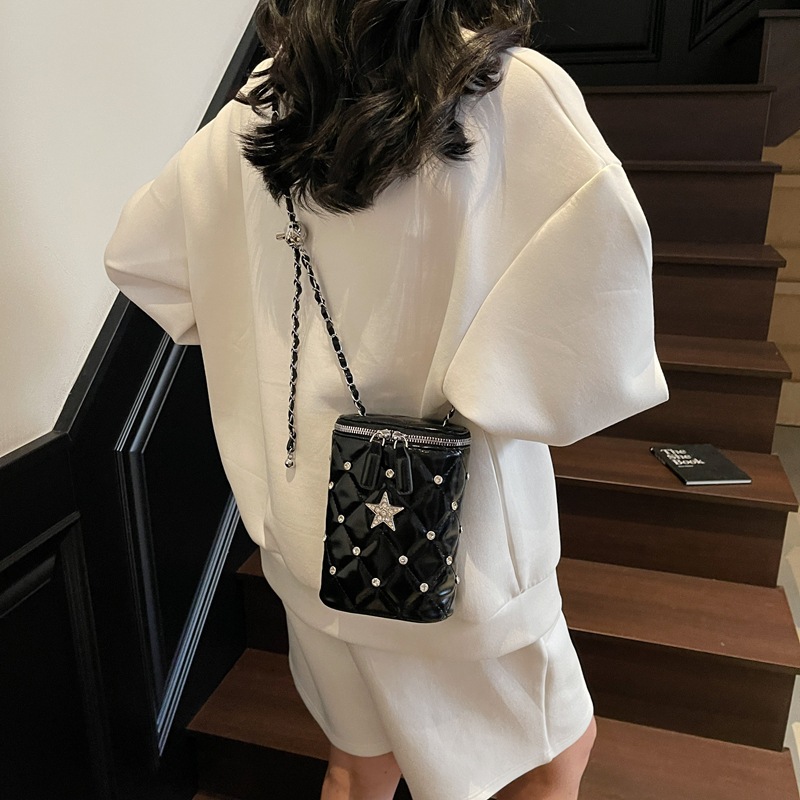 Versión coreana del pequeño bolso de cubo de viento de fragancia 2025 nuevo bolso femenino de cadena estilo extranjero bolso de hombro con diamantes bolso de mensajero de hilo bordado de diamantes