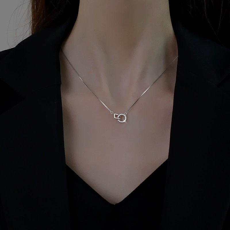 Я и твои ожерелья связаны с цепочкой ключицы