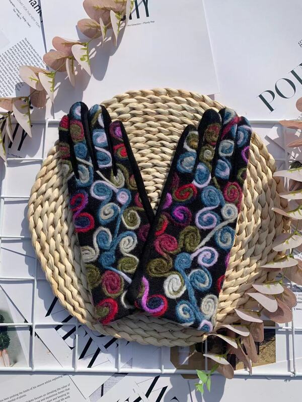 冬のスエードの手袋の女性の手の甲の刺繍の保温の手袋は手袋の屋外のタッチパネルに乗ることに乗ります。|undefined