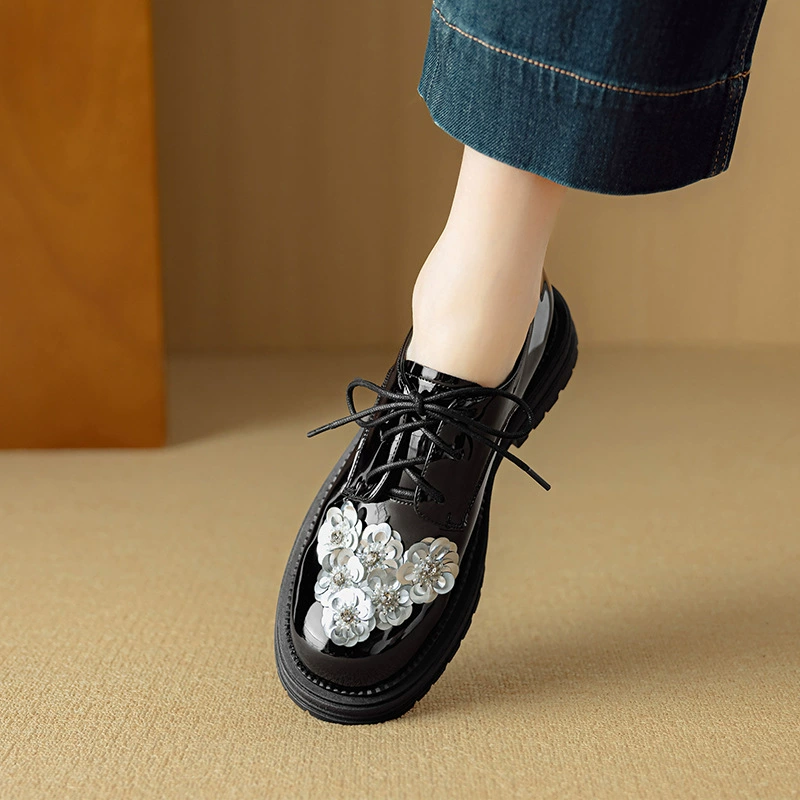 Модные черные кожаные туфли дерби с цветочным узором из пайеток, на шнуровке, в студенческом стиле, на толстой платформе, из овчины.