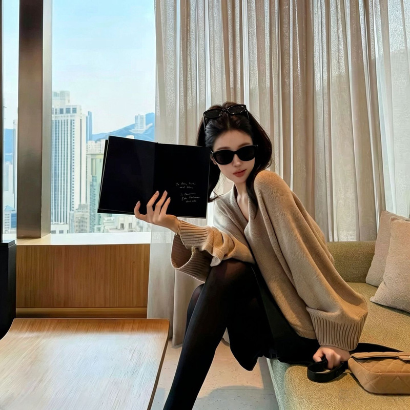 Old Money Style V-Neck Wool Knit Sweater for Women, Early Autumn, Wide Sleeves, Dropped Shoulders, Loose Fit, Casual and Elegant
