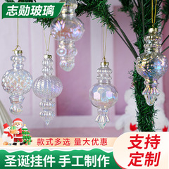 透明なガラスのカラフルな模様のガラスのペンダントのクリスマスツリーのペンダントのシーンの配置の雰囲気の写真の道具