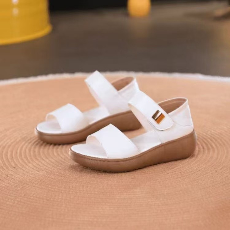 2026 verano nuevo cuero suave con una palabra con sandalias de talón de pendiente para mujeres Velcro ligero antideslizante zapatos casuales de mediana edad