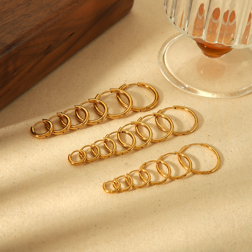 Ventas transfronterizas de moda simple de orejas de acero de titanio 18k de oro no se desvanece orejas joyas de orejas de acero inoxidable para mujeres