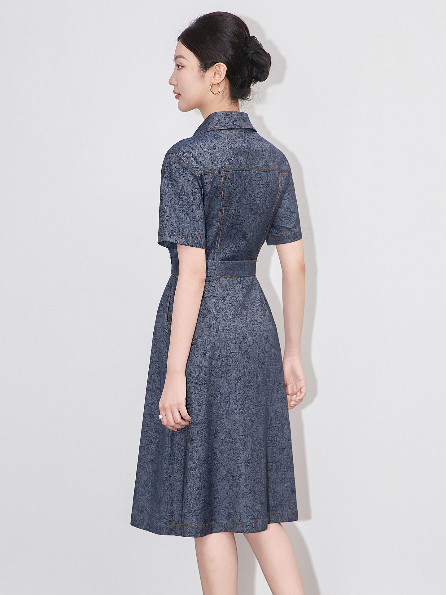 Váy liền denim jacquard cổ điển dáng dài vừa thắt eo tôn dáng — Màu xanh đậm