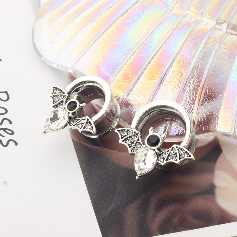 16G labret stud size and finish detail