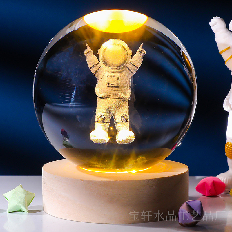 Bola de cristal al por mayor galáctica bola de cristal tallada interna 520 Qixi Navidad noche lámpara adornos de cristal