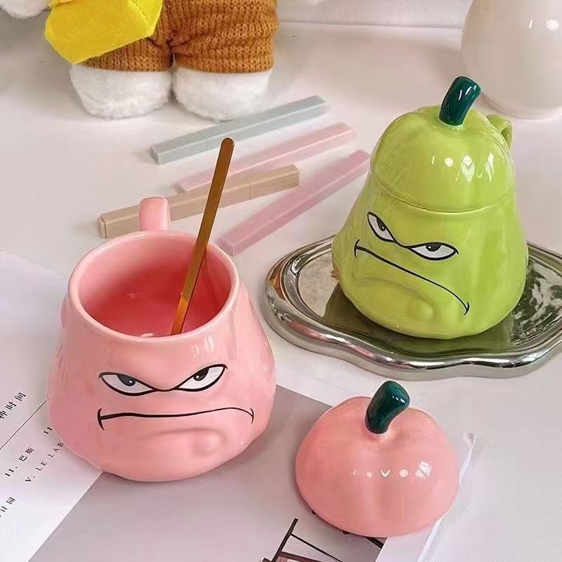 倭瓜の巣瓜のマグカップは誕生日プレゼントのコップをいじっています。|undefined