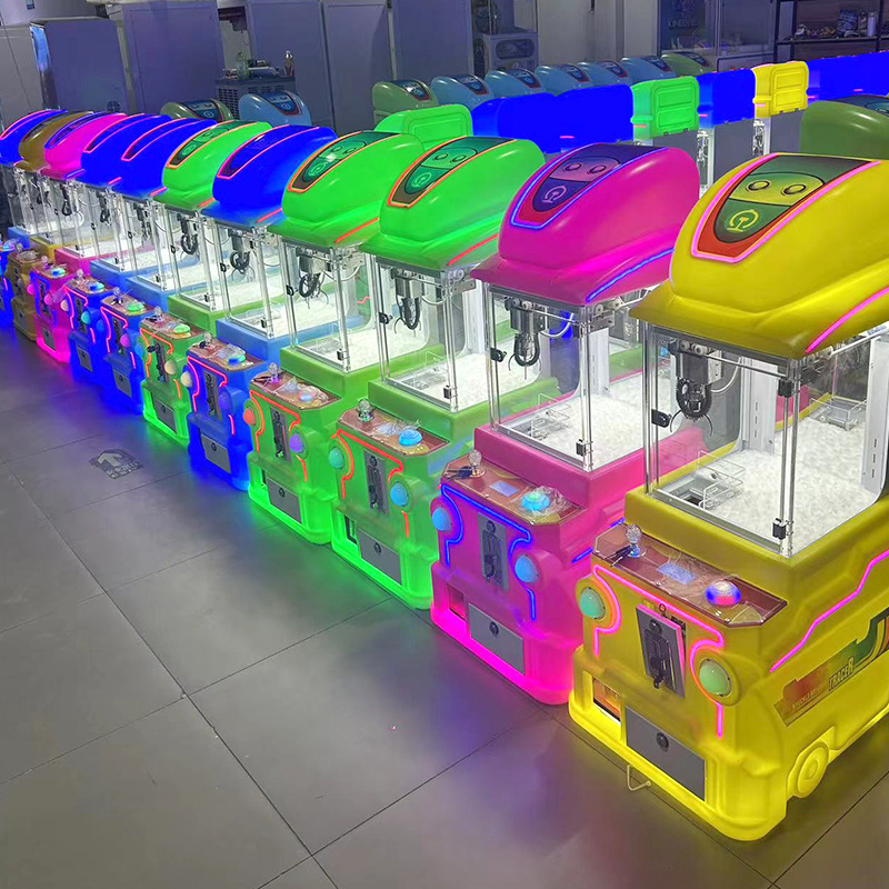 Máquina de muñecas de niños pequeños fabricantes de juegos de monedas al por mayor mini máquina de muñecas de arcade pequeña máquina de moldeo por rotación