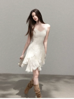 法式不规则杏色v领蕾丝吊带连衣裙女2026秋季显瘦短裙子