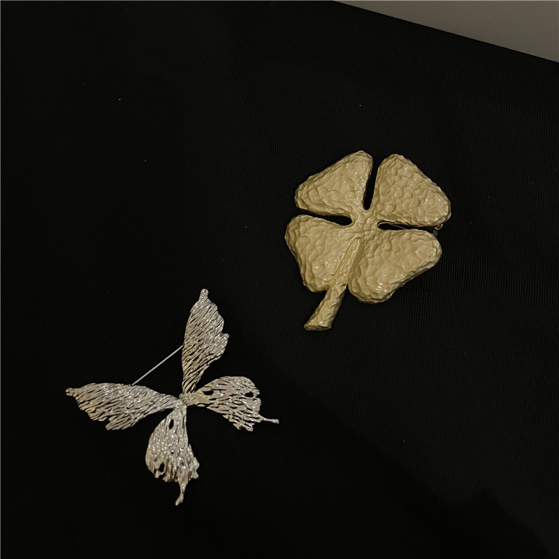 Ancient Golden Clover High-end Brooch Female Anti-emptied Safety Pin Niche Cute Wild Pin Fixed Clothes Accessories display picture 4