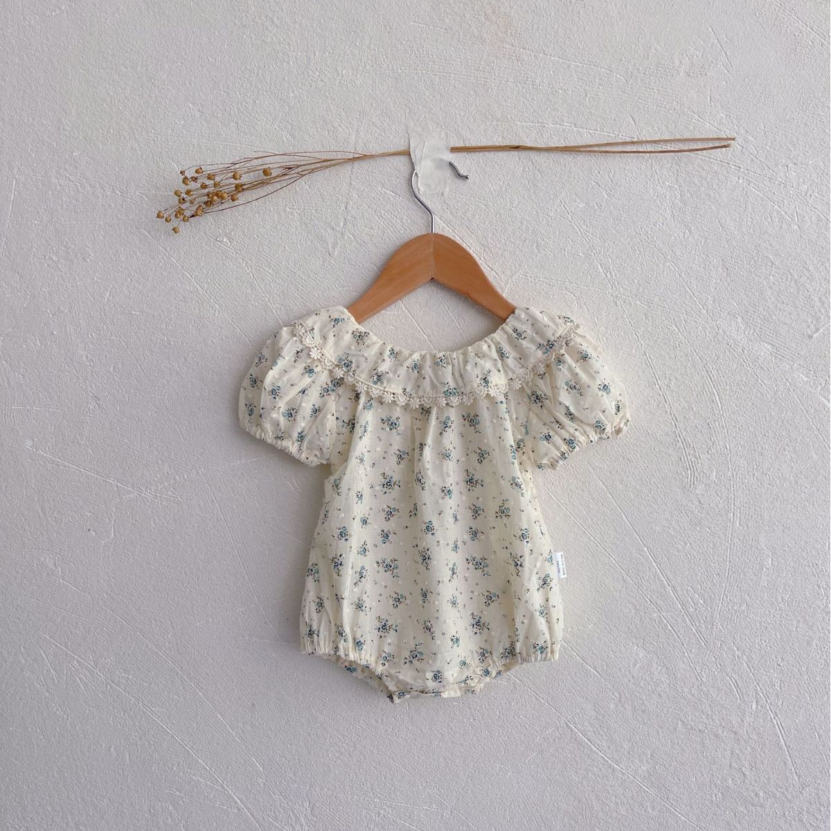 赤ちゃんの小さい砕花の連体服の女の子の百日の宴会の服の女の子の誕生日の写真撮影の服装の夏の金のお尻の服