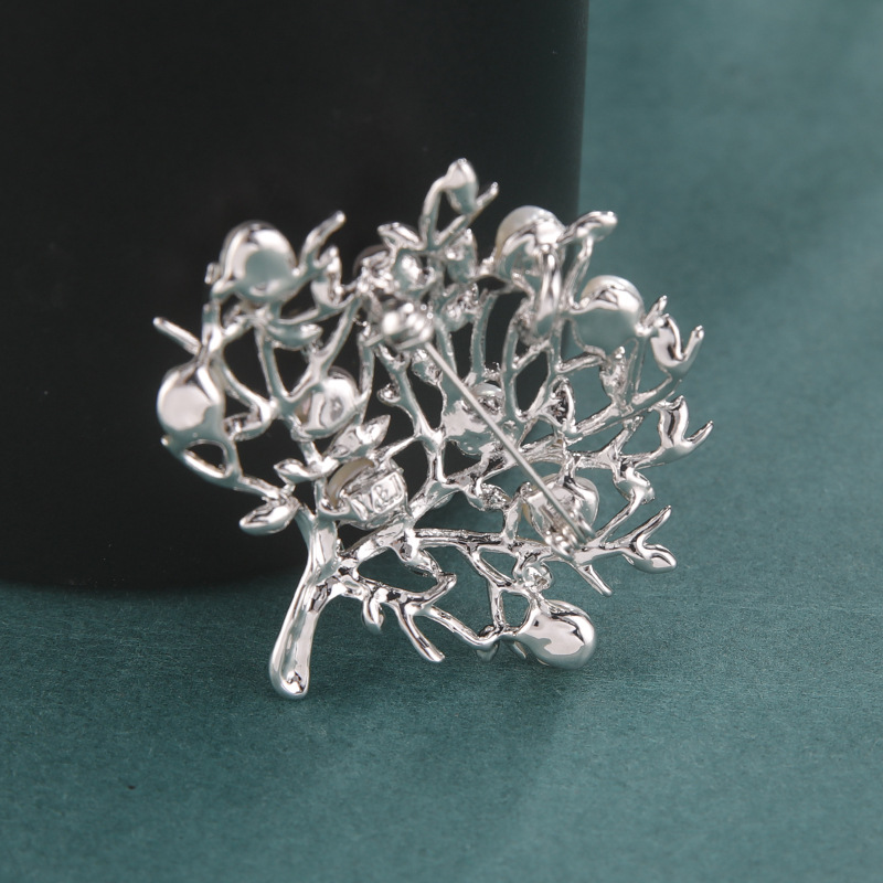 Organic retro brooch pearl