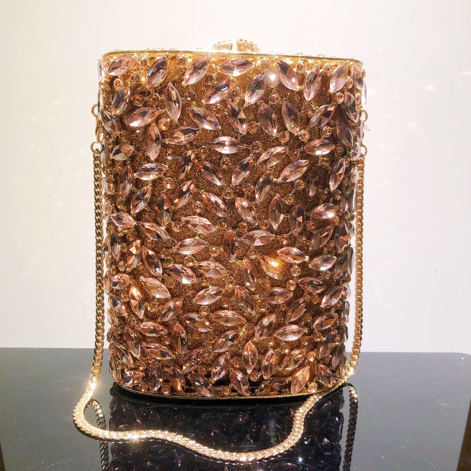 Túi clutch nữ vải satin thêu hoa hồng 14 bông, tay cầm ngọc trai, phụ kiện dạ hội — Màu Sâm panh, Cá tính đặt làm