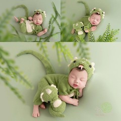 蛇の年の満月はテーマの赤ちゃんの道具の新入生の子供を照らして服を撮影します。