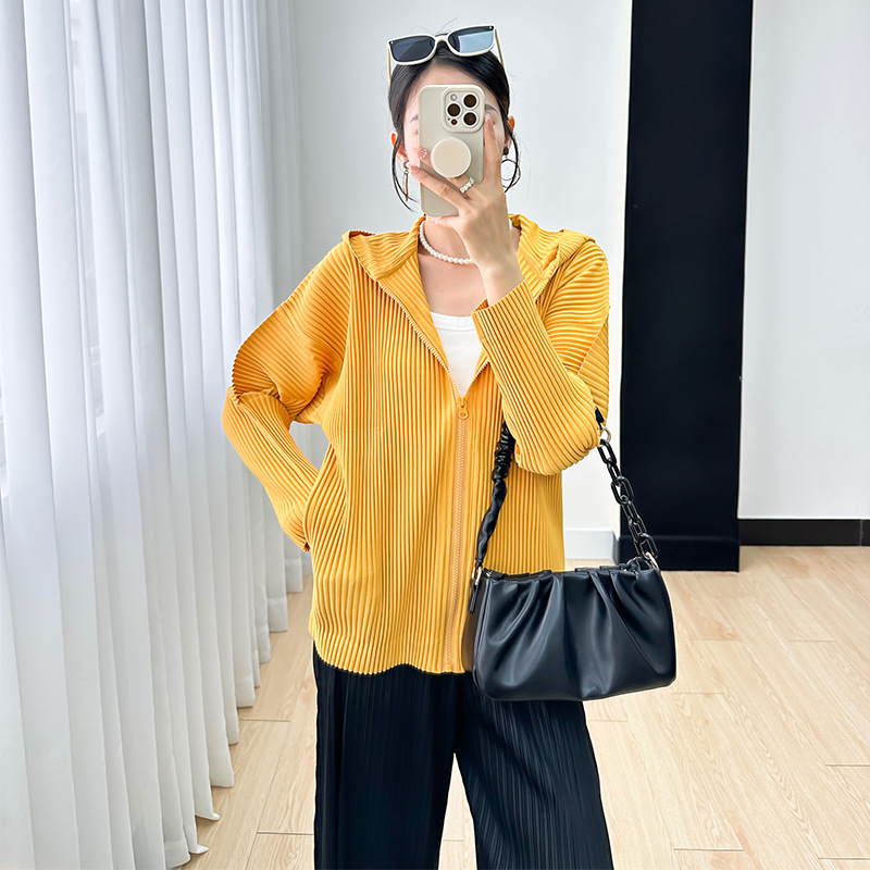 Comercio exterior Sanzhai Top para mujeres 2023 otoño nuevo casual simple versátil plisado de alta gama cremallera cardigan chaqueta con capucha