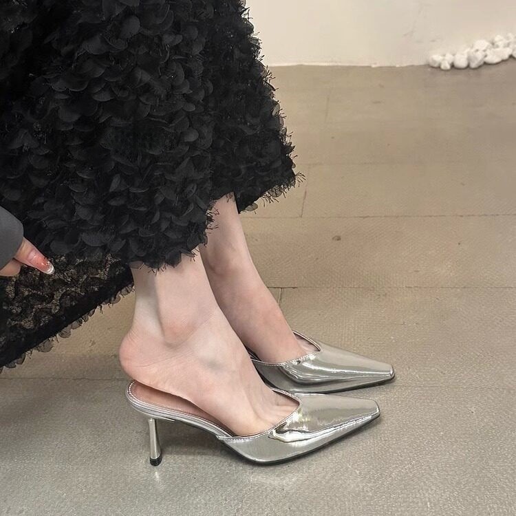 Mules with pointed closed toe