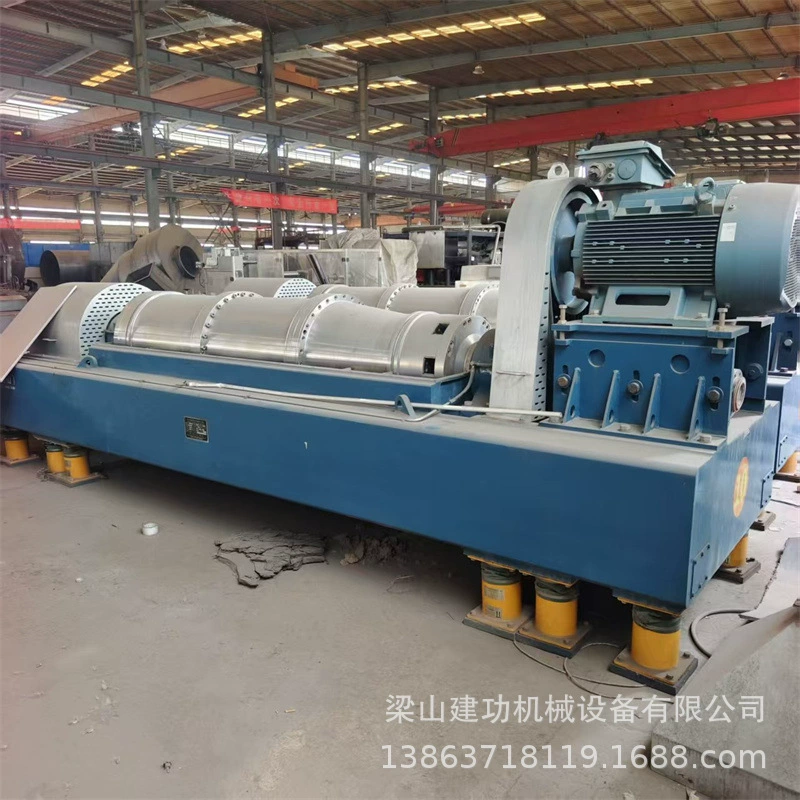 Горизонтальная спиральная центрифуга для осадки и разделения твердых и жидких фракций с автоматическим сбросом.