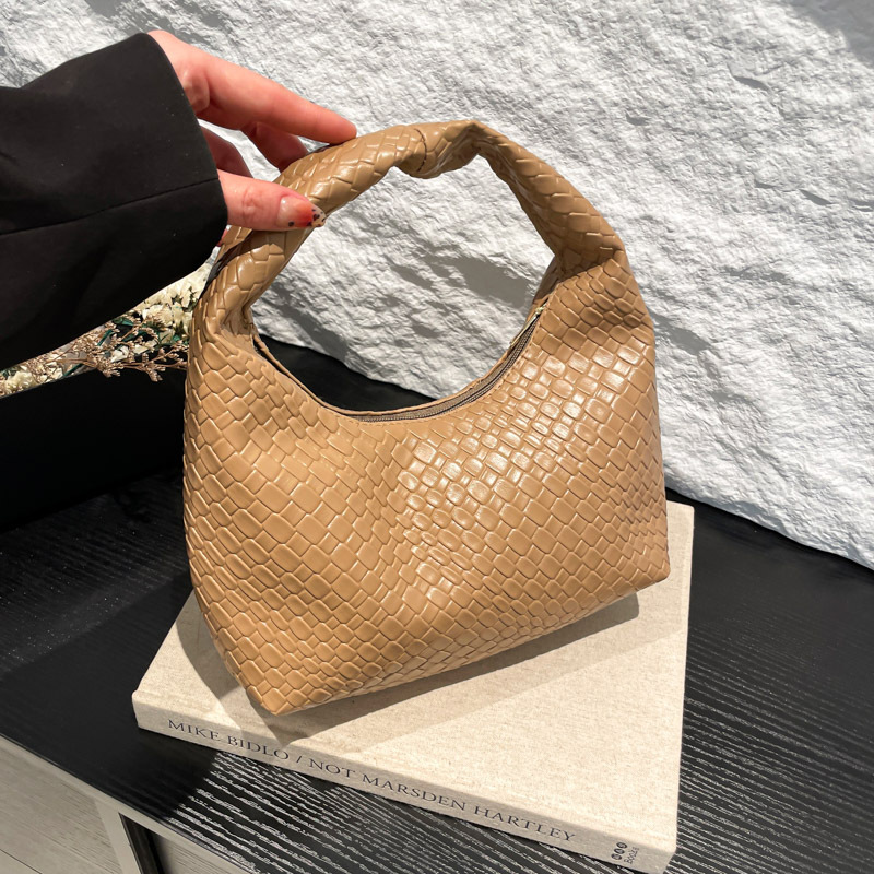 Bolsa de tejido francesa de alto nivel para mujeres 2025 nuevo bolso de bolsillo de nicho de textura de bolso de viaje de bolso de mano universal