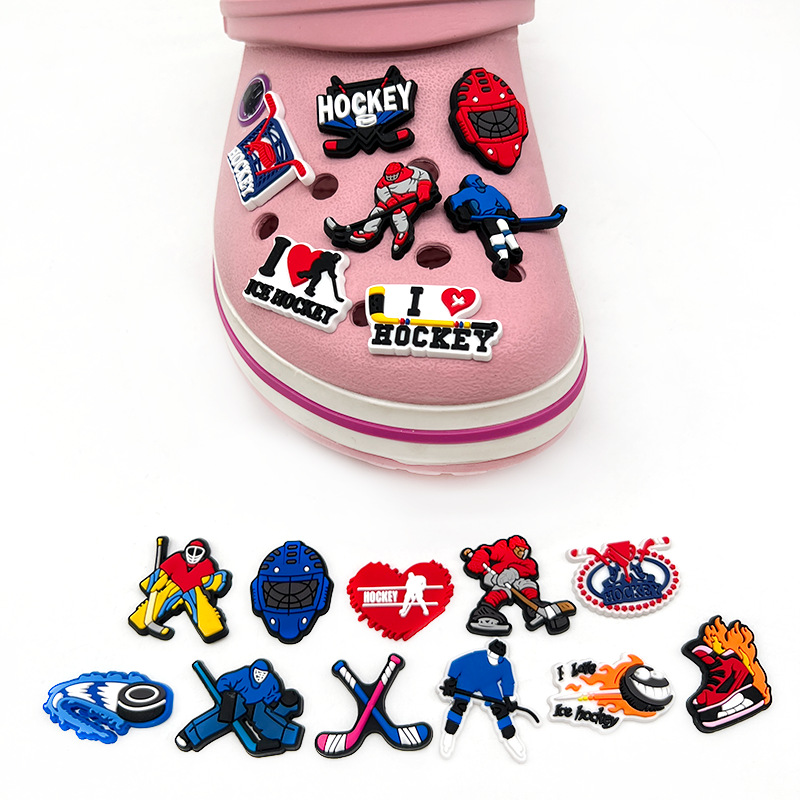Nuevos zapatos con agujeros de dibujos animados deportivos de hockey sobre hielo, zapatos, zapatos, botones, ropa deportiva, accesorios para sandalias, estilo caliente de Amazon