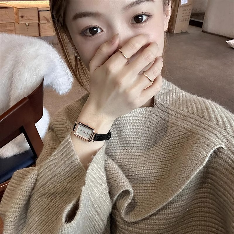 Retro Niche Minimalist Square Watch for Women, Simple Temperament, Korean Style, Light Luxury, High-End Belt, Workplace Commuting Women's Watch