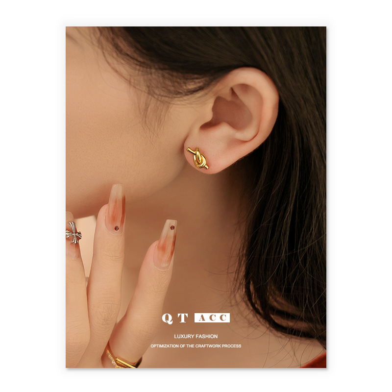 Diseño simple europeo y americano anudado torcido flor pequeños pendientes nicho exquisito retro de alta calidad pendientes de aguja de plata para las mujeres