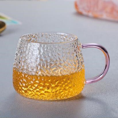 ハンマーのガラスのコップはお茶を入れるコップを持っています。|undefined