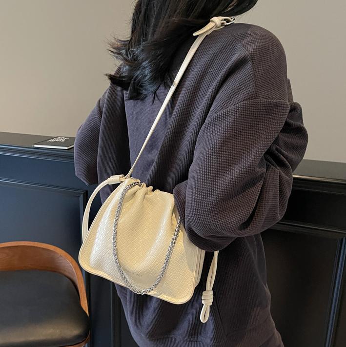 2025 nuevo bolso pequeño de gran venta, textura femenina, bolso de mensajero de un solo hombro popular de todo fósforo, cadena de moda, bolso cuadrado pequeño tejido