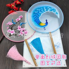 両面のシルクの刺繍の透明な漢服のチャイナドレスは写真を撮ります。