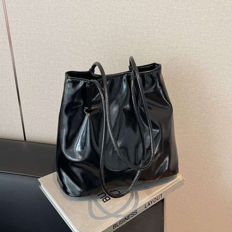 Bolso de hombro simple de diseño de nicho coreano para damas 2024 invierno nuevo bolso de moda de gran capacidad retro