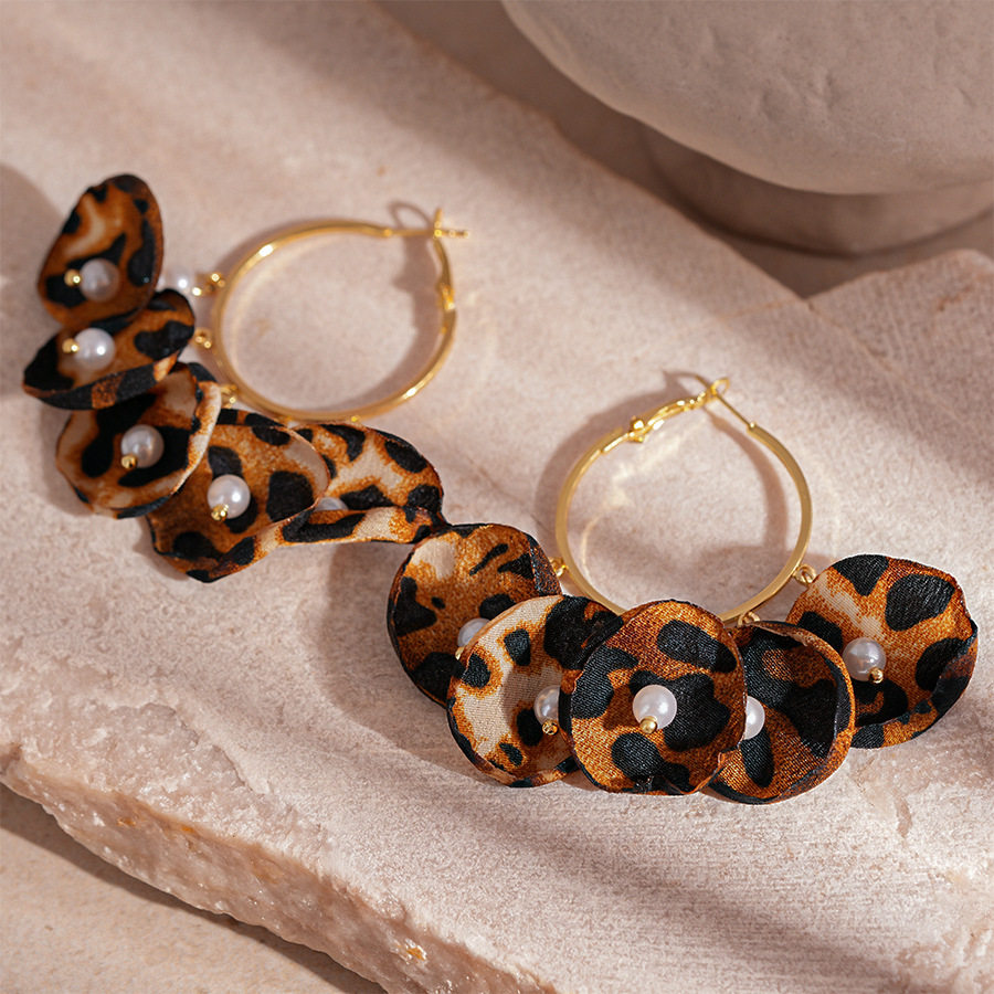 Boucles d'oreilles à aiguilles argentées en tissu de dentelle à imprimé léopard rétro avec pétales nacrés_voghion.com
