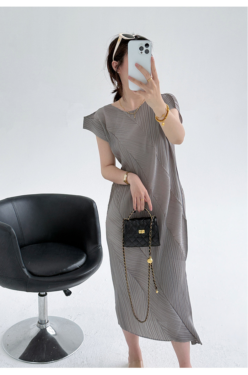 Đầm maxi nữ tay ngắn thiết kế xếp ly Issey Miyake ôm eo — màu đen chi tiết 20