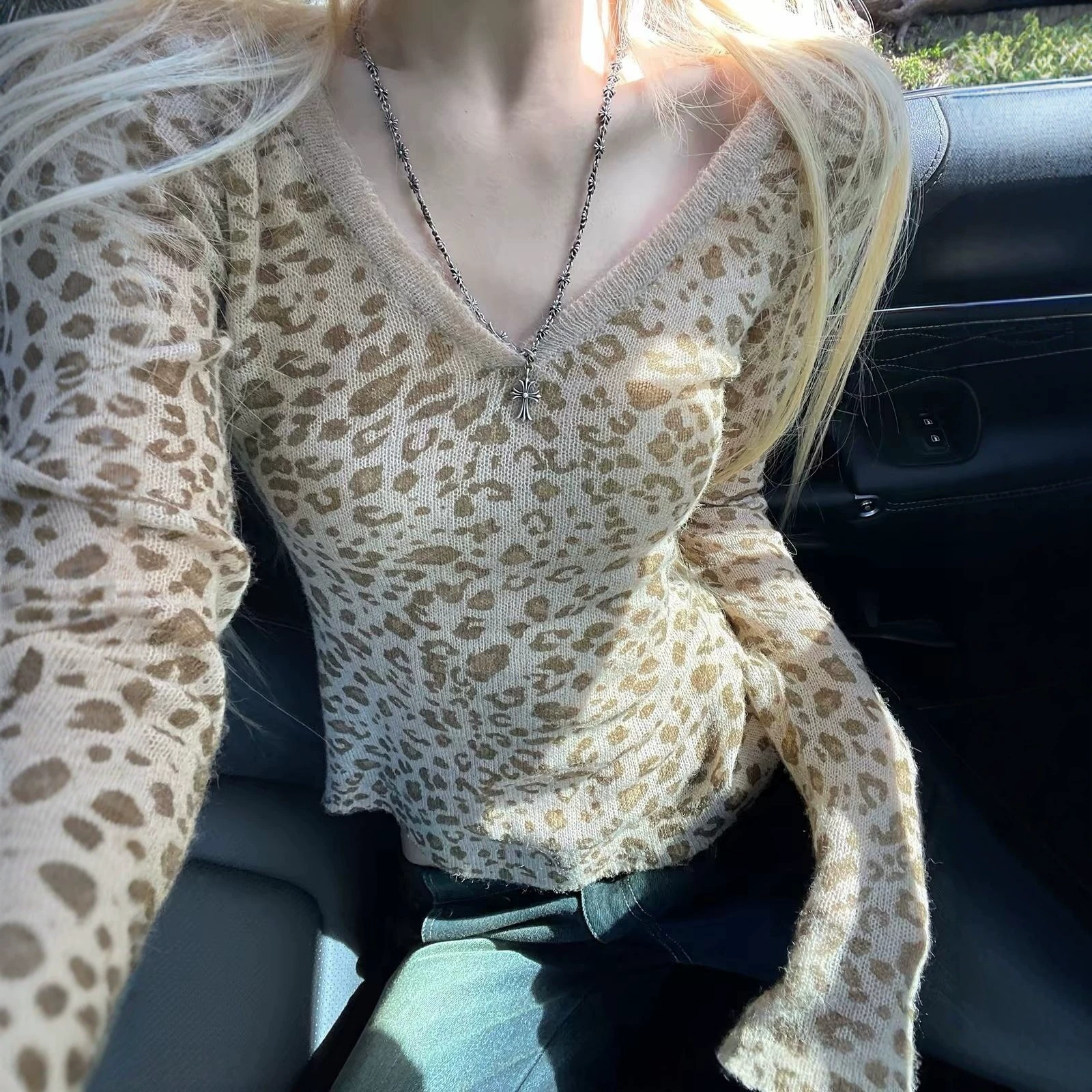 Rase le sol ‘Cream Leopard’ Low-saturation leopard print V-neck top/Soft knit base layer