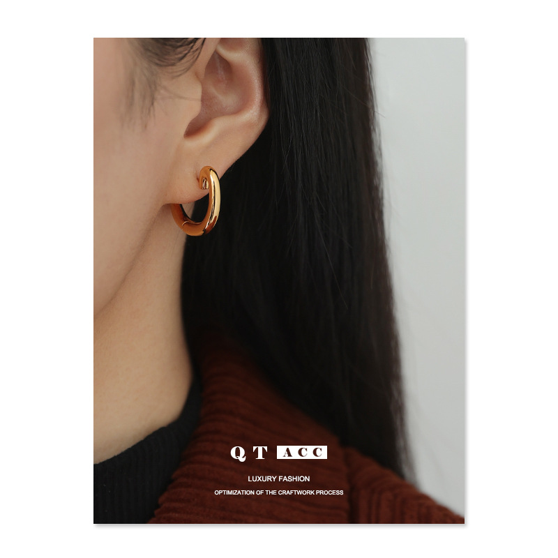 Latón chapado 18K oro real europeo y americano ins estilo simple todo fósforo elegante cercanías pendientes de diseño en forma de U pendientes para mujeres