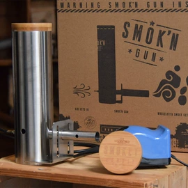 烧烤炉;烟熏盒、烟熏篮、烟熏管;滑翔用品