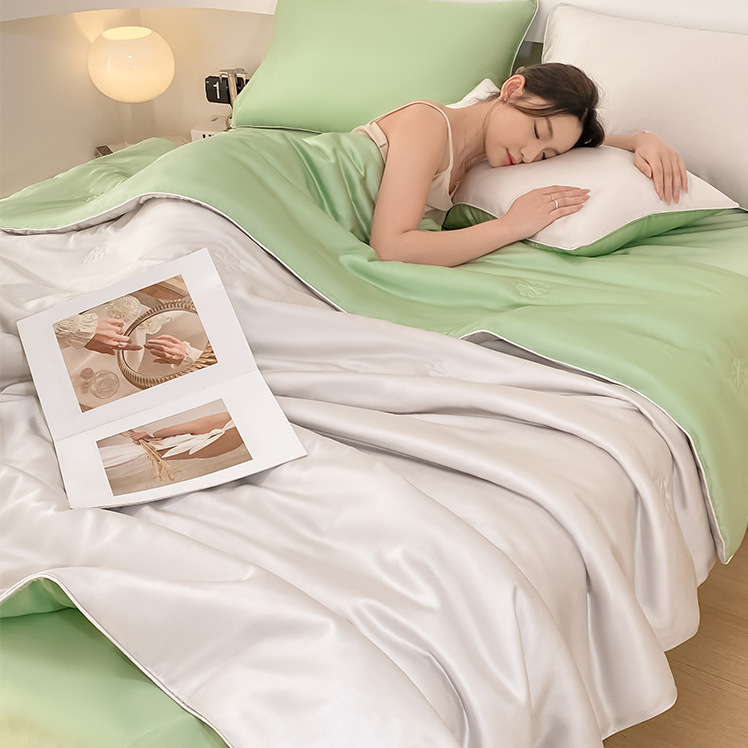 Edredón de aire acondicionado de seda de hielo fresco de verano 2025 nuevo edredón de enfriamiento de verano lavable a máquina de cuatro piezas edredón fino simple y doble