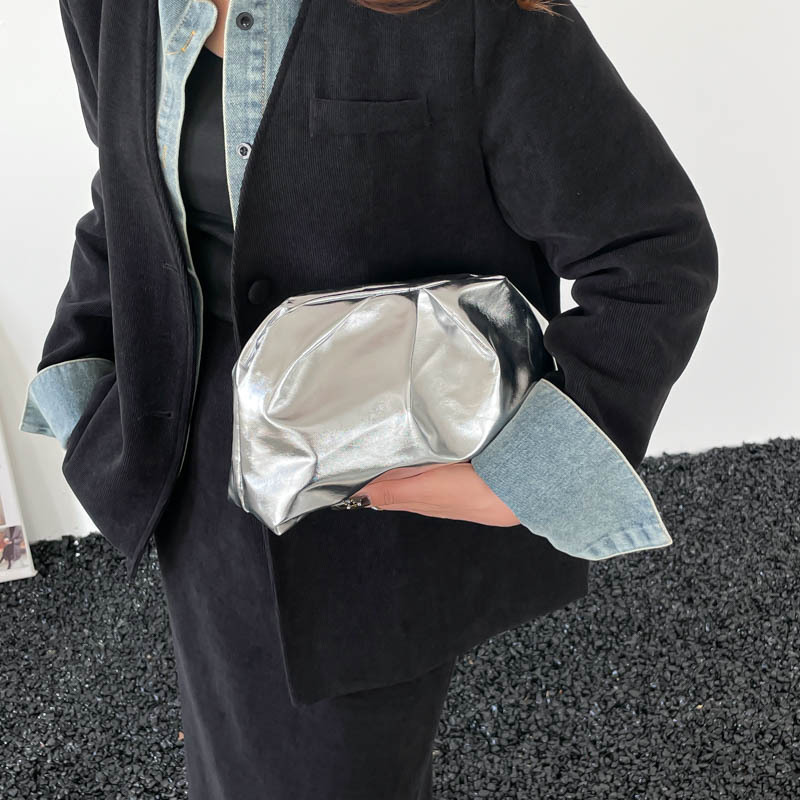 2025 bolsas de nubes plegadas de alta calidad bolsas de bolsas de bolsas de brazo nuevas bolsas de bolsas de moda casuales de hombro de mano de mujer