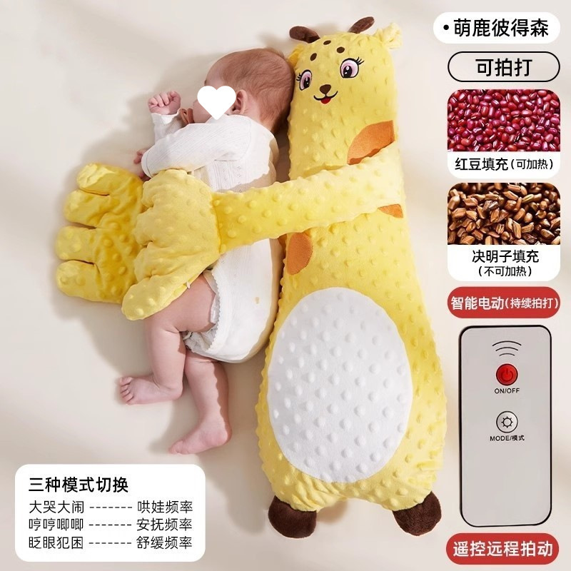 El bebé le da unas palmaditas en el trasero para conciliar el sueño.