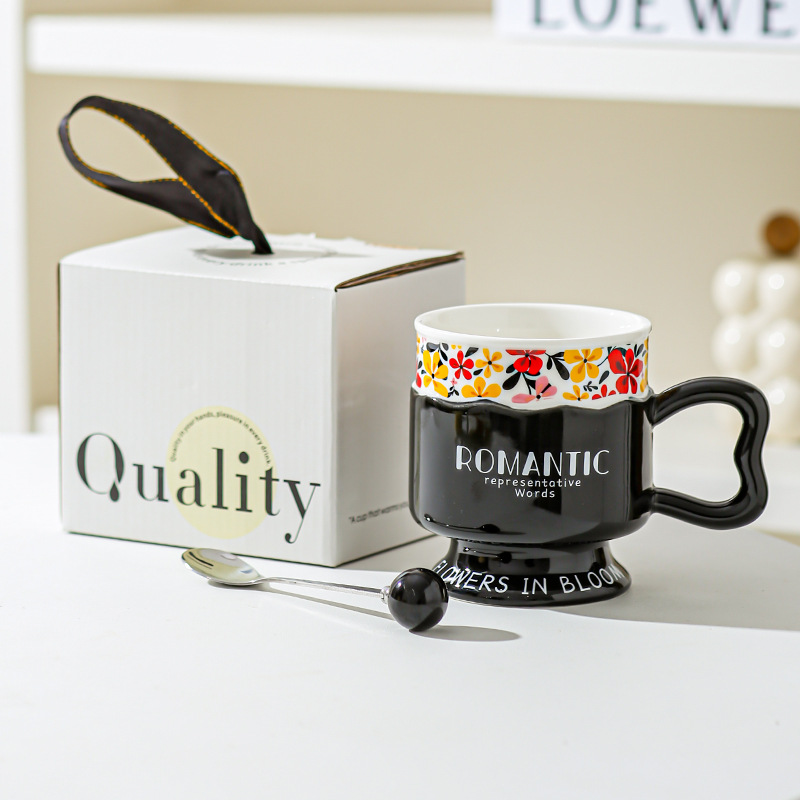 Taza de pie alto retro taza de marca de lujo ligera pareja de cerámica europea taza de leche regalo para mujeres de alto valor facial taza de agua