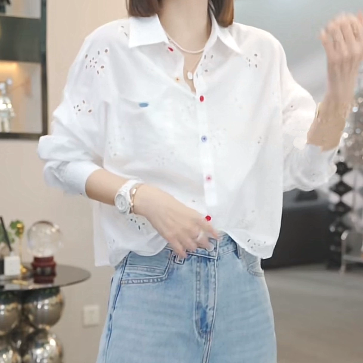 Дизайн белый кружевной вышивкой с длинными рукавами рубашка женский 2025 весна новый модный повседневный темперамент белая рубашка